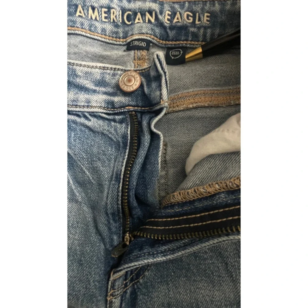 American Eagle Mom Jean Light‎ Wash Distressed High Rise Denim Size 2 Regular